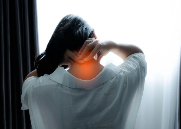 Đau mỏi cổ vai gáy: Nguyên nhân do đâu? 
